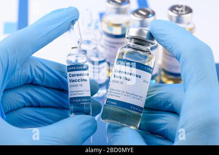 Coronavirus COVID-19-Impfstofffläschchen im Konzept "Scientist Hands". Forschung für neues neuartiges Corona-Virus-Immunisierungsmedikament. Stockfoto