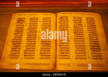 Der Damaszener Pentateuch (Keter Dameseq oder Krone von Damaskus) ist ein hebräischer Bibelcodex aus dem 10. Jahrhundert, der aus dem fast vollständigen Pentateuch, den fünf Büchern des Moses, besteht. Ausgestellt in der Nationalbibliothek Israels [Jüdische National- und Universitätsbibliothek], Jerusalem Stockfoto