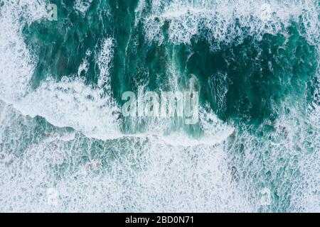 Emerald Ocean Waves Luftdrone Dron Dron Dron Draufsicht Stockfoto