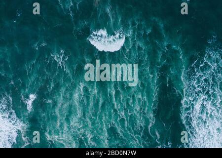 Smaragdschäumende Meereswellen Luftdrone Dron Dron Draufsicht Stockfoto