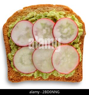 Toast mit gemahlen Avocado und in Scheiben geschnittenem Rettich Stockfoto