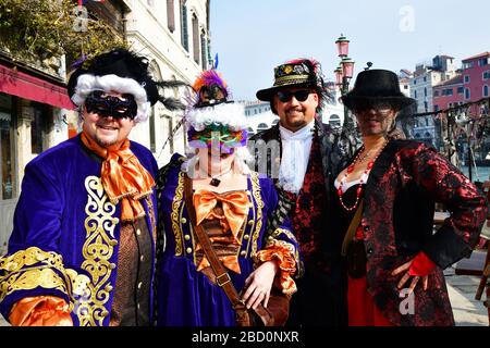 Venedig, Italien-Februar 2020; Nahaufnahme eines zwei-Mann und zwei-Frau in traditionellen Maskerade-Ballkostümen für den kommenden Karneval in Venedig Stockfoto