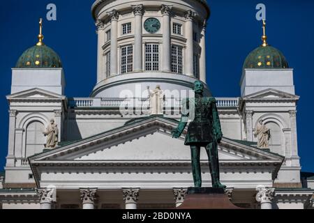 Alexander II. Von Russland ließ die finnischen Menschen unabhängig unter russischem Regime leben, die IS-Statue befindet sich vor der Kathedrale von Helsinki. Stockfoto