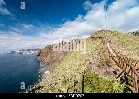 Blick auf Madeira und Cristo Rei von der Touristenattraktion Ponta do Garajau, Funchal, Madeira Stockfoto