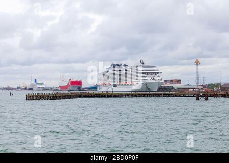 Southampton, Großbritannien - 24. April 2019: Passagierkreuzfahrtschiff MSC Meraviglia wird im Hafen von Southampton gefestigt. Dieses Kreuzfahrtschiff gehörte und op Stockfoto