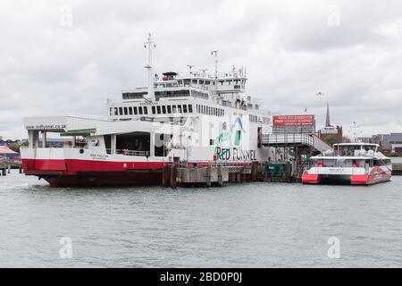 Southampton, Großbritannien - 24. April 2019: Passagierfähren im Hafen von Southampton. Flotte der Red Tunnel Transportgesellschaft Stockfoto