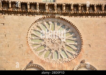 Trani, Italien-April 2019: Nahaufnahme des dekorativen Fensters der Kathedrale Basilika St. Nikolaus der Pilger in Trani, die sich neben dem Hafen befindet Stockfoto