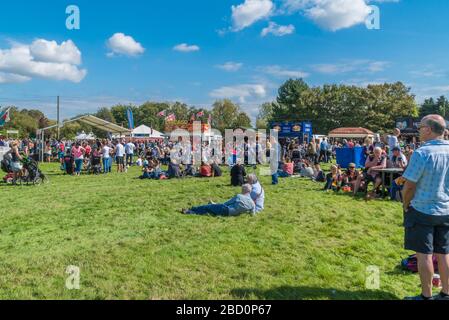 Zeigen Sie Menschen, die sich im Food Outlet's, Frampton auf Severn Gloucestershire UK, versammeln.September 2019 Stockfoto