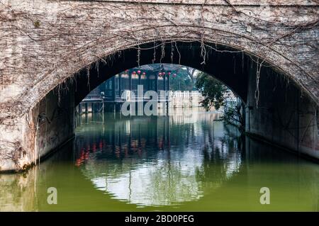 Yechun Teehaus eine Yangzhou Institution mit rund 200 Jahre Geschichte über eine Brücke zu sehen. Stockfoto