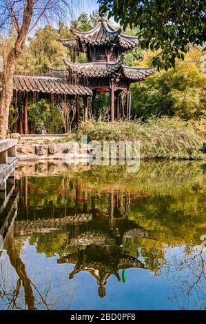 Ein Pavillon und Teich mit Bambus im Hintergrund in Geyuan (Ge) von Huang Zhiyun ein Salz Kaufmann im Jahre 1818 gebaut. Yangzhou, Provinz Jiangsu, Chi Stockfoto