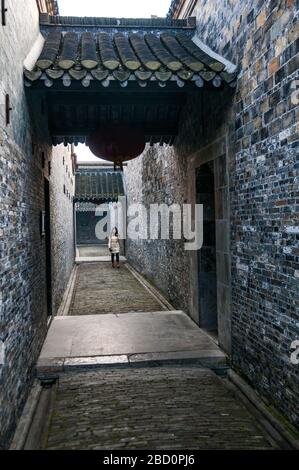 Korridor im Wohnteil des Gartens Ge erbaut von Huang Zhiyun Salz Kaufmann 1818. Yangzhou, Provinz Jiangsu, China Stockfoto