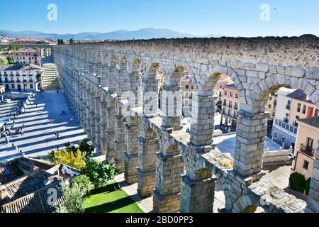 Segovia, Spanien-Oktober 2019: Hochwinkelansicht des erhöhten römischen Aquädukts von Segovia in seiner vollen Länge Stockfoto