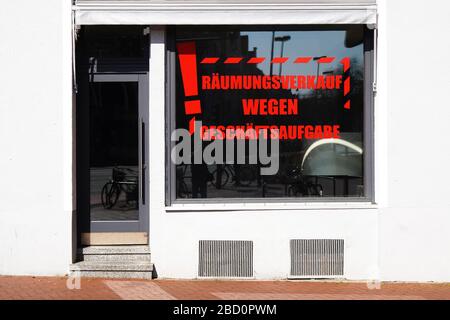 Räumungsverkäufe wegen Ladenschließungen - Schließung des Ladens während der Wirtschaftskrise im Keim. Aus dem Deutschen übersetzt man den Clearance Sale Stockfoto