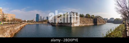 Ein Panoramabild des Osaka Castle Park, das den Inui-Yagura Turret und die Gebäude des Osaka Business Park in der Ferne zeigt. Stockfoto