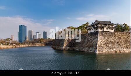 Ein Bild des Osaka Castle Park, das die Gebäude des Inui-Yagura Turret und des Osaka Business Park in der Ferne zeigt. Stockfoto