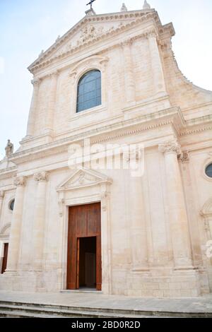 Locorotondo, Italien-April 2019: Nahaufnahme der Fassade der Mutterkirche St. Georg des Märtyrers in der Nähe von Bari; bekannt für seine Weine und kreisförmigen in histori Stockfoto