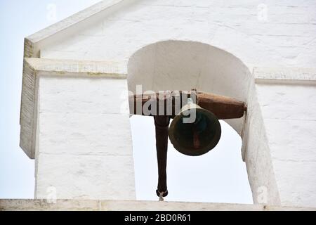 Locorotondo, Italien-April 2019: Aus der Nähe der Glocke in der weißen Kirche Glockenturm in der historischen Stadt, in der Nähe von Bari; bekannt für seine Weine und kreisförmigen in Stockfoto