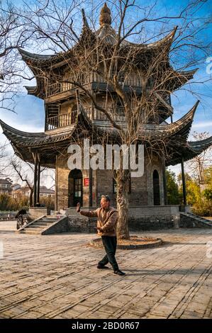 Ein Alter Mann praktiziert Tai Chi vor die treffend benannte Changsheng (lange Lebensdauer)-Pavillon am Ostufer des alten Grand Canal in Yangzhou, Jiangsu Stockfoto