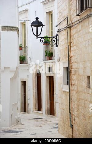 Locorotondo, Italien-April 2019: Blick auf die enge historische Straße der Stadt, in der Nähe von Bari; bekannt für seine Weine und kreisförmigen in der Altstadt; Locorot Stockfoto