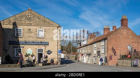 Bridge Street im Zentrum von Pickering, North Yorkshire mit historischen Gebäuden, die heute als Geschäfte und ein Café genutzt werden Stockfoto