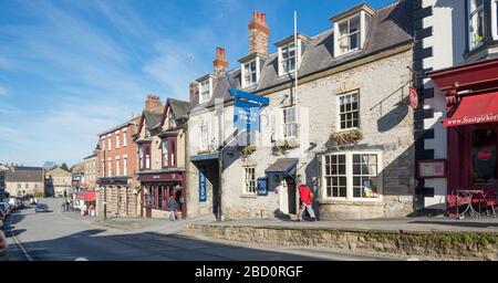 Das White Swan Hotel und andere Geschäfte und Cafés am Market Place, Pickering, North Yorkshire Stockfoto