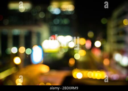 Schöner Hintergrund bei dunklen, unscharf leuchtenden Lichtern während der Nacht Stockfoto