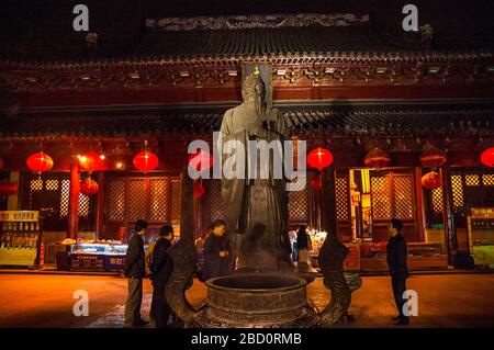 Chinesische Touristen Blick auf die Statue von Konfuzius am Aconit Miao konfuzianischen Tempel im Zentrum von Nanjing, Provinz Jiangsu, China. Stockfoto