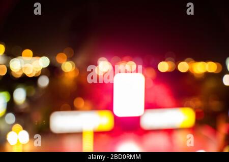 Schöner Hintergrund bei dunklen, unscharf leuchtenden Lichtern während der Nacht Stockfoto