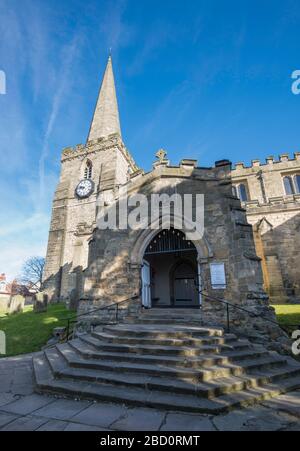 Eingangshalle, Turm und Turmspitze der Kirche St Peter und St Paul in Pickering, North Yorkshire Stockfoto