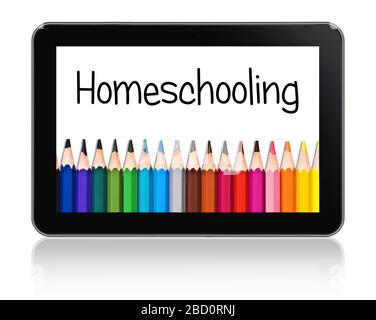 Homeschooling auf einem Tablett mit bunten Bleistiften Stockfoto