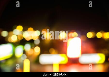 Schöner Hintergrund bei dunklen, unscharf leuchtenden Lichtern während der Nacht Stockfoto