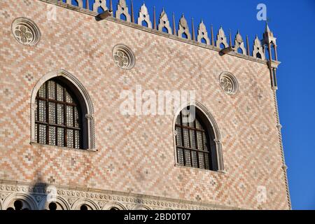 Venedig, Italien-Februar 2020; niedrige Winkelansicht eines Teils der Fassade des Dogenpalastes auf dem Markusplatz vor einem klaren blauen Himmel Stockfoto