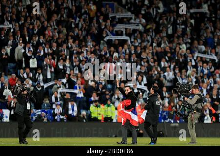 Aiyawatt Srivaddhanaprabha, Sohn des verstorbenen Leicester City Chairman, Vichai Srivaddhanaprabha dankt den Fans für ihre Unterstützung - Leicester City V Burnley, Premier League, King Power Stadium, Leicester - 10. November 2018 Stockfoto