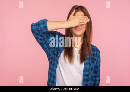 Ich sehe nicht zu! Porträt eines verwirrten Mädchens in einem karierten Hemd, das die Augen mit der Hand bedeckt, erschreckt zu schauen, ihr Gesicht, das Ekel und Schock ausdrückt. ind Stockfoto