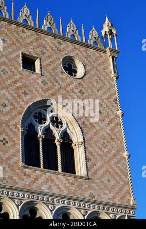 Venedig, Italien-Februar 2020; Winkel Ansicht eines Teils der Fassade mit Ornamenten und Fenstern des Dogenpalastes auf dem Markusplatz Stockfoto