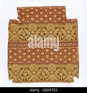 Fragment. Forschung in ProgressFragment von gewebtem Polstergewebe mit einem Design von wechselnden Musterbändern: Blumen in sechseckigen Fliesen in Gold auf Terrenkotta, stilisiertes Palmettenmuster in Gold auf olivgrün, schmalere Bänder aus Ei und Dart in Gold auf kastanienbraunen. Fragment Stockfoto