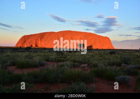 Uluru, Australien-Juli 2019; Panoramablick auf große Sandsteinfelsen im südlichen Teil des Northern Territory mit markantem roten CO Stockfoto