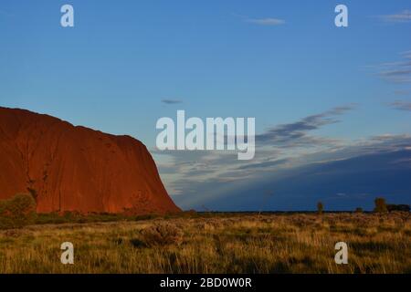 Uluru, Australien-Juli 2019; Ansicht eines Teils der großen Sandsteinfelsenformationen im südlichen Teil des Northern Territory mit markanten roten Colos Stockfoto