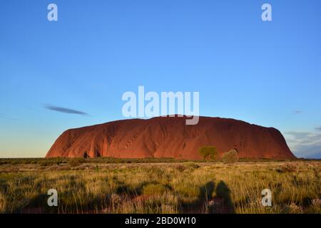 Uluru, Australien-Juli 2019; Panoramablick auf große Sandsteinfelsen im südlichen Teil des Northern Territory mit markantem roten CO Stockfoto