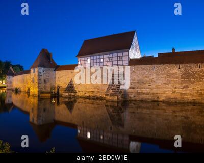 Weißenburg, Stadtmauer am Seeweiher, Dämmerung, Franken, Bayern, Deutschland Stockfoto