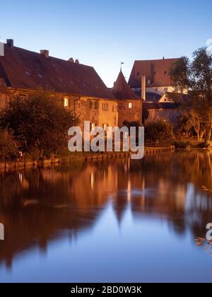 Weißenburg, Stadtmauer am Seeweiher, Dämmerung, Franken, Bayern, Deutschland Stockfoto