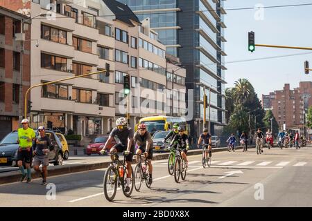 Bogota, Colombia-20. Februar 2020: Die kolumbianische Hauptstadt Bogotá öffnet jedes Wochenende für Ciclovia, wenn 220 Meilen der Stadtstraßen auf m frei sind Stockfoto