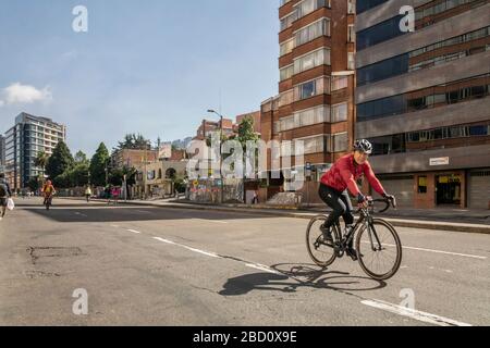 Bogota, Colombia-20. Februar 2020: Die kolumbianische Hauptstadt Bogotá fügt 47 Meilen Fahrradwege hinzu, um die Ausbreitung von Coronavirus zu unterbinden und die Luftverschmutzung zu verringern Stockfoto