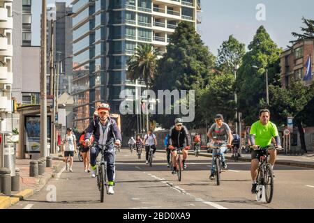 Bogota, Colombia-20. Februar 2020: Die kolumbianische Hauptstadt Bogotá öffnet jedes Wochenende für Ciclovia, wenn 220 Meilen der Stadtstraßen auf m frei sind Stockfoto