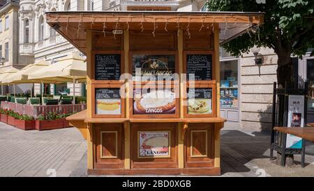 Ein Stall, der Langos Hot Dog und Pfannkuchen in Győr an der Baross Road verkauft. Stockfoto