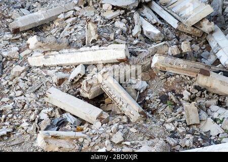 Blick von oben auf die zerstörte Fundament einer großen Gebäude aus Beton in Form von riesigen betonbalken und Haufen von Steinen, Ziegeln, Verstärkung und ot Stockfoto