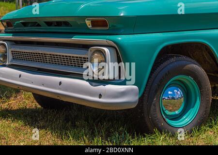 Vorderes Ende des grünen Chevy Trucks Stockfoto