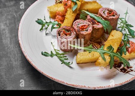 Traditionelle russische oder moldauische oder rumänische oder ukrainische Küche, genannt mamaliga.italienische traditionelle Polenta, Haferbrei aus Maismehl. Stockfoto