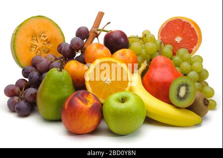 Gemischter Obstteller auf weißem Grund Stockfoto