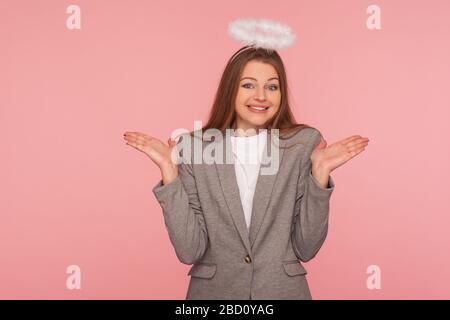 Porträt der freudigen Geschäftsfrau in Anzugjacke mit wunderschöner Erscheinung und Halo über dem Kopf, die die Hände in Bestürzung erheben, zum Ausdruck bringen dou Stockfoto